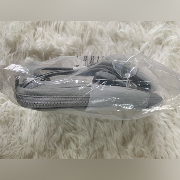 Lululemon Everywhere belt bag 1L, Silver Drop/ White -Discontinued - Picture 14 of 16